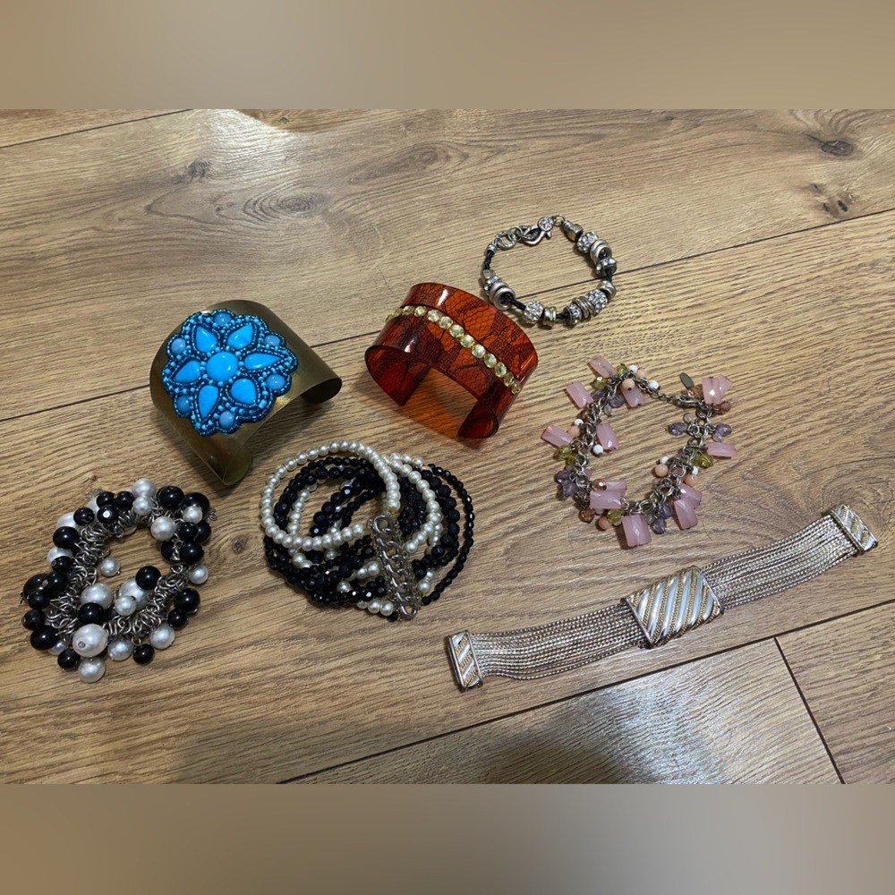 Lot of women’s assorted bracelets. Misc styles.